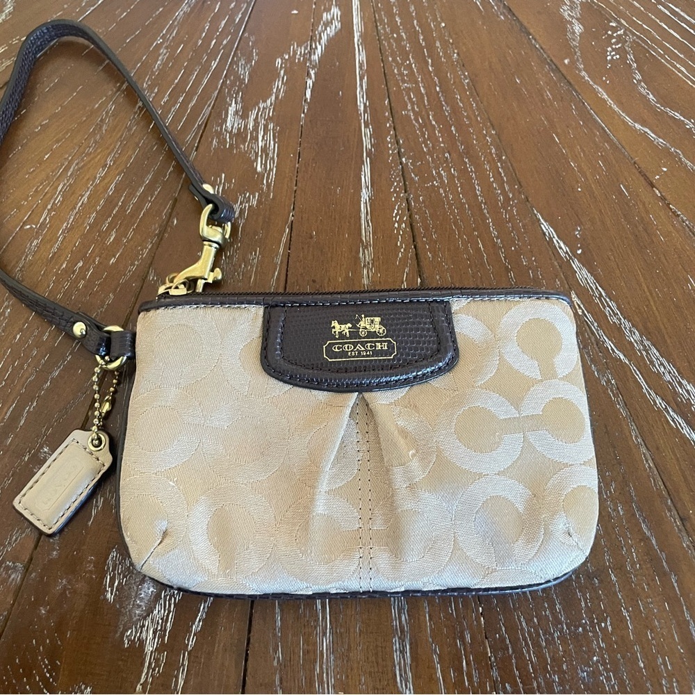 Coach|| Y2K Wristlet Wallet with the Classic C logo and original hang tag.